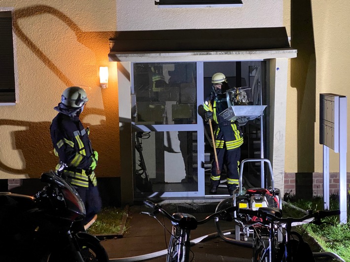 FW Düren: Nächtliches Feuer in Küche eines Mehrfamilienhaus