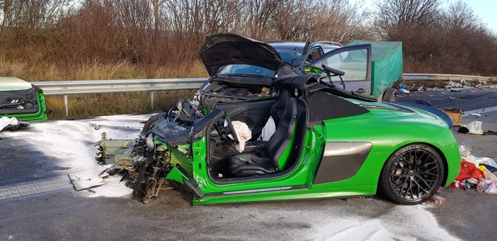 FW Düren: Schwerer Verkehrsunfall auf der BAB-4