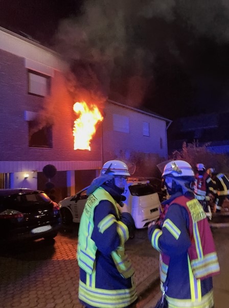 FW Düren: Wohnung im Vollbrand mehrere Personen durch die Feuerwehr gerettet