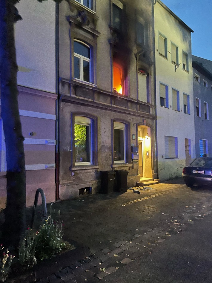 FW Düren: Wohnung im Vollbrand - mehrere Personen gerettet