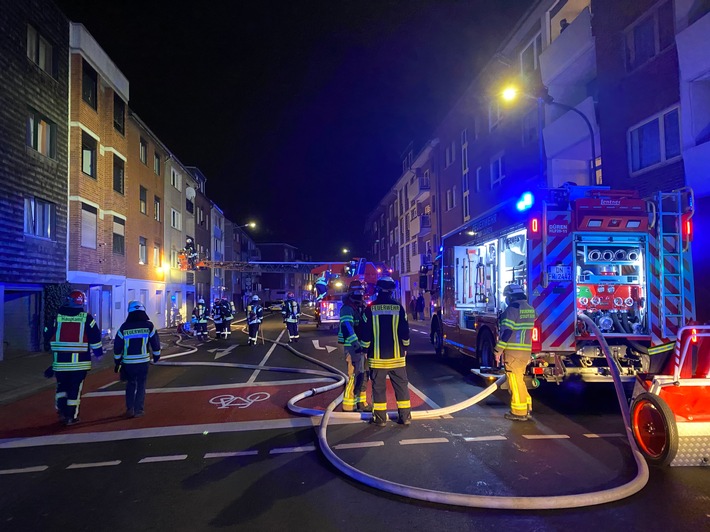 FW Düren: Wohnungsbrand am Neujahrsabend - 7 Personen über Drehleiter gerettet
