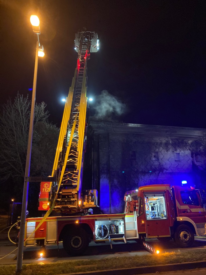 FW-EN: Fassadenbewuchs am Hochbunker in Flammen