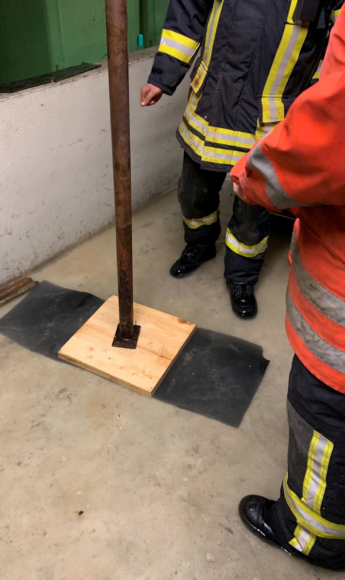 FW Eigeltingen: Abteilung Heudorf pumpt Wasser aus einem Firmenkeller