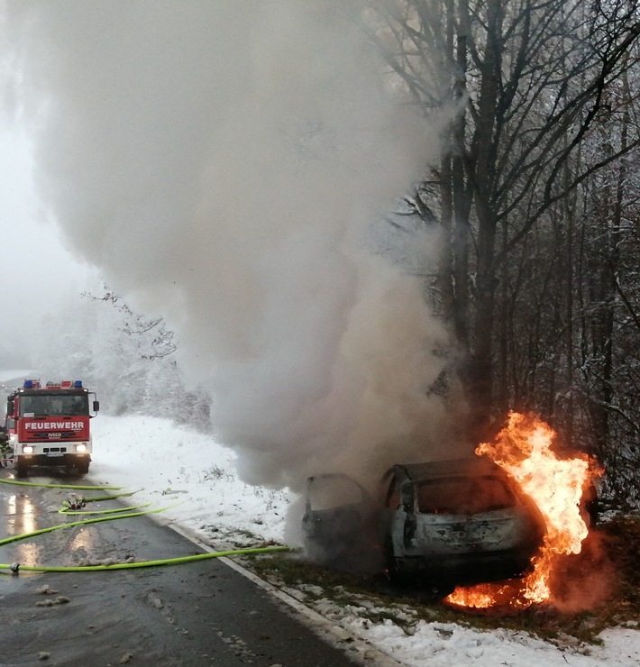 FW Eigeltingen: Feuerwehr Eigeltingen löscht brennendes Auto