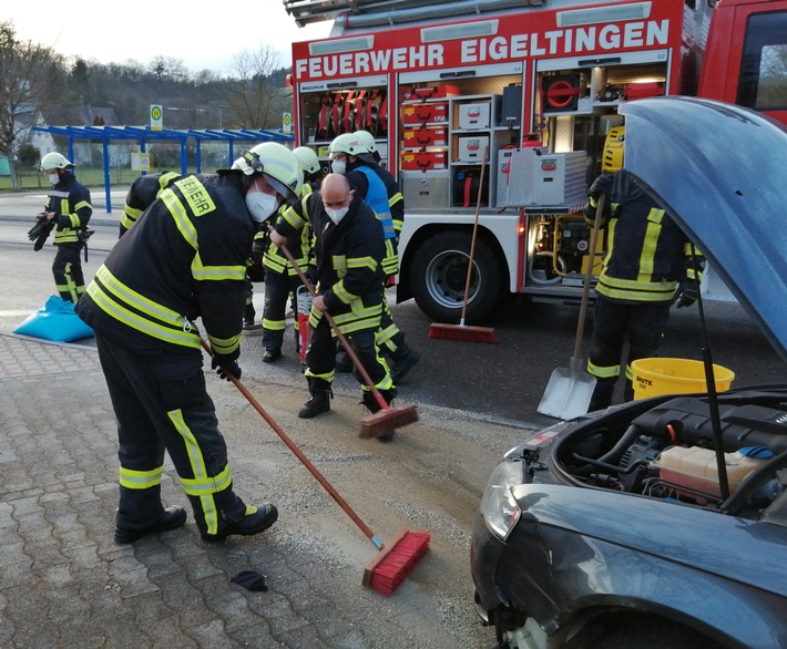 FW Eigeltingen: Ölwehr nach Unfall auf Eigeltinger Hallenparkplatz