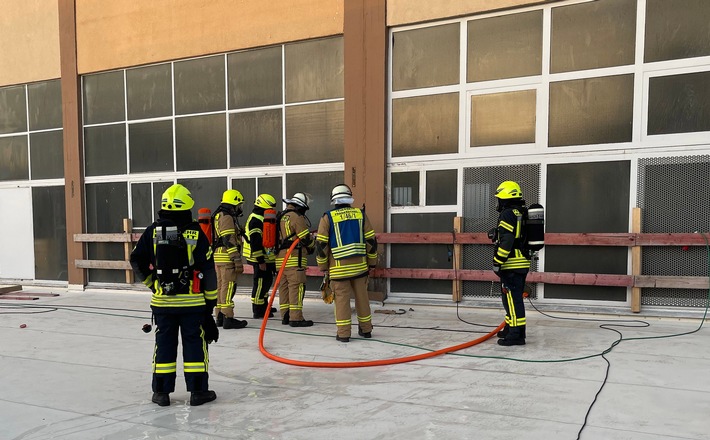 FW Frankenthal: Gemeinsame Medieninformation der RENOLIT SE Zweigniederlassung Frankenthal und der Feuerwehr Frankenthal Dehnfugenbrand auf dem Gelände von RENOLIT