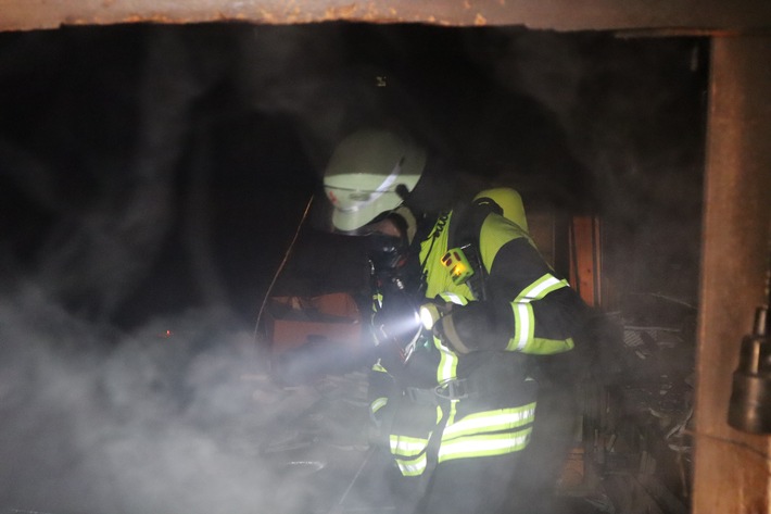 FW Gäufelden: Fünf Anrufer melden Kellerbrand mit Menschenleben in Gefahr
