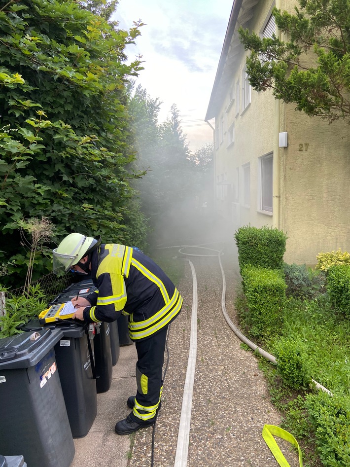 FW Gäufelden: Kellerbrand im 6-Familienhaus - Feuerwehr rettet mehrere Bewohner