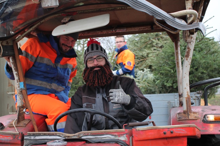FW Gangelt: Abholung der Weihnachtsbäume durch die Feuerwehr (FOTO)