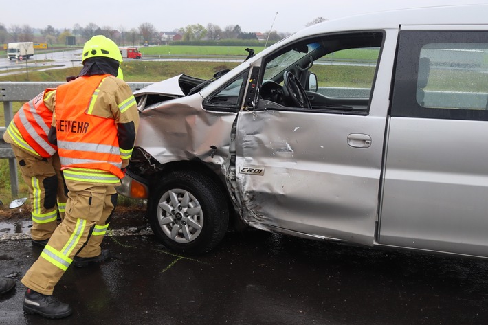 FW Gangelt: Eine Verletzte bei Verkehrsunfall auf der B56n