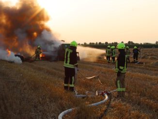 FW Gangelt: Landwirtschaftliche Maschine brennt auf Stoppelfeld