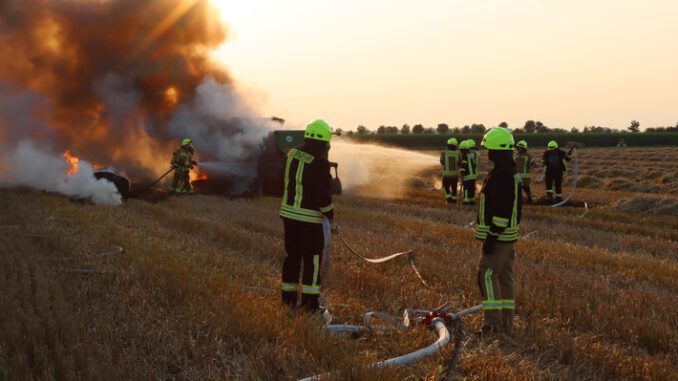FW Gangelt: Landwirtschaftliche Maschine brennt auf Stoppelfeld