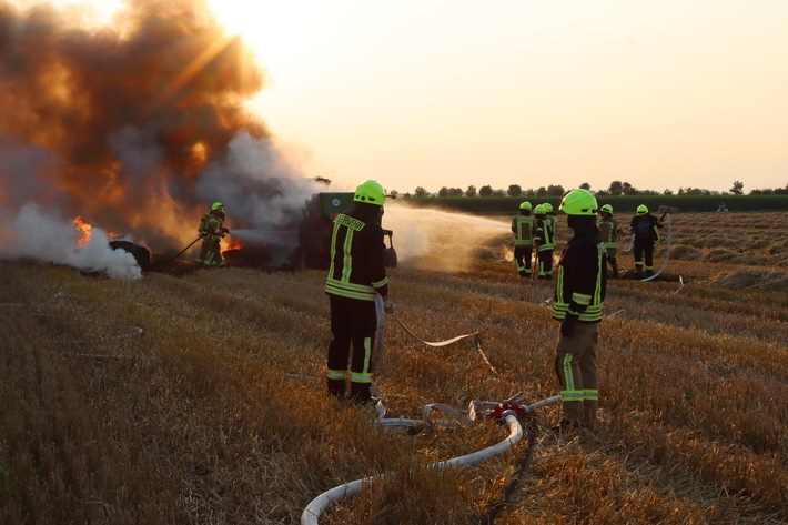 FW Gangelt: Landwirtschaftliche Maschine brennt auf Stoppelfeld