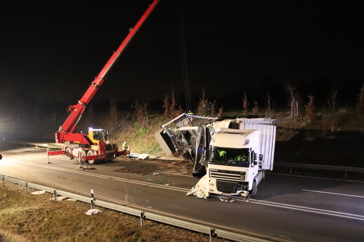 FW Gangelt: Lkw auf B56n umgestüzt