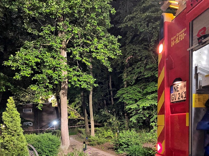 FW Grevenbroich: Baum auf Wohnheim gestürzt / Stundenlanger Einsatz - Keine Personen verletzt