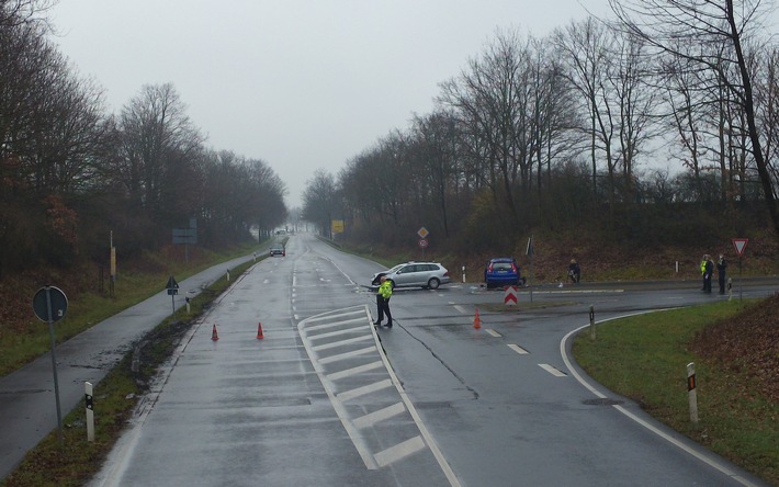 FW Grevenbroich: Drei Verletzte nach Verkehrsunfall auf Kreisstraße 10 bei Wevelinghoven