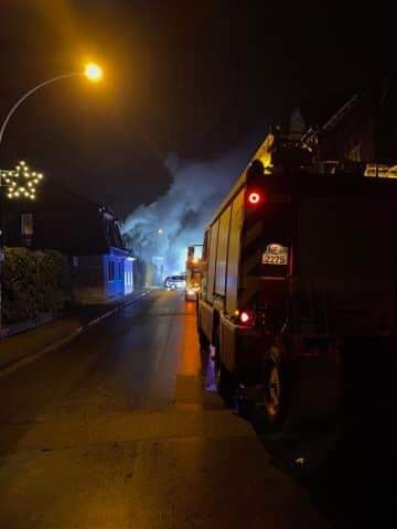 FW Grevenbroich: Feuerwehr löscht umfangreichen Kaminbrand in Wevelinghoven