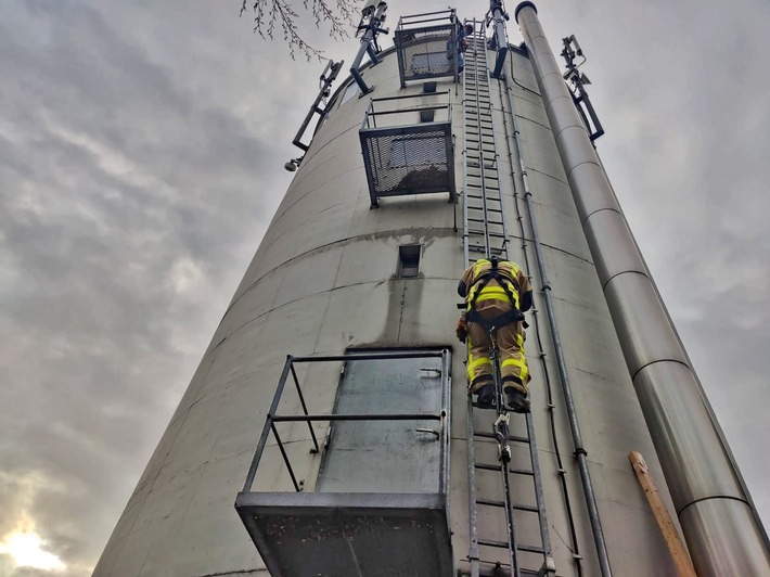 FW Grevenbroich: Feuerwehr löscht zeitgleich Wohnungsbrand in Allrath und Silo in Hemmerden