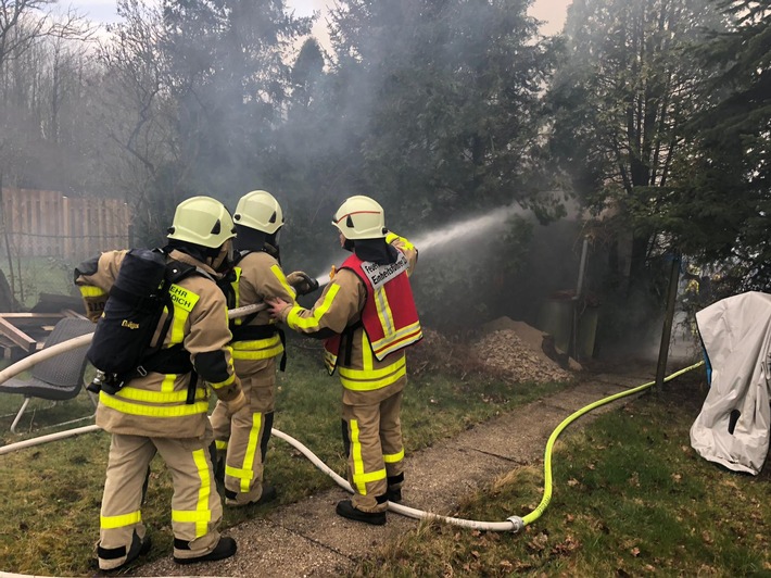 FW Grevenbroich: Gartenlaube brennt in Frimmersdorf aus