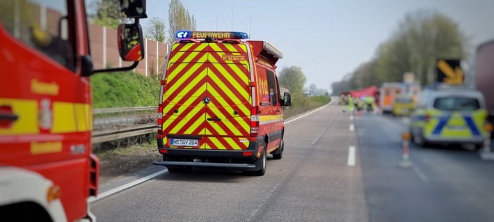 FW Grevenbroich: Glück im Unglück bei LKW-Unfall / Mit Erde beladener Sattelzug stützt um - A46 blockiert - Fahrer unverletzt