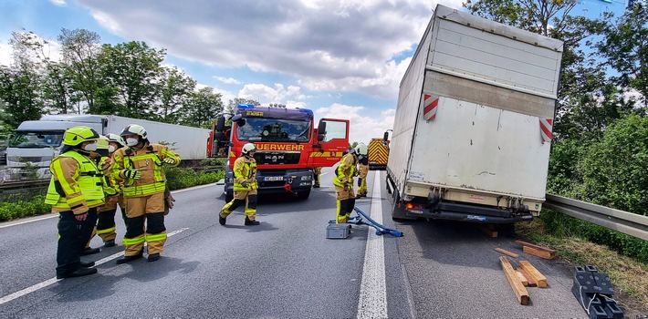 FW Grevenbroich: LKW verliert Hinterreifen auf Autobahn / Fahrzeug droht umzustürzen - A46 Richtung Heinsberg gesperrt