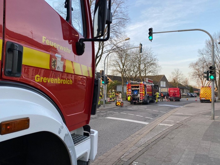 FW Grevenbroich: Wasseraustritt löst Gefahrstoffeinsatz der Feuerwehr aus / Sicherheitshinweis auf Container warnte vor Ammoniaklösung