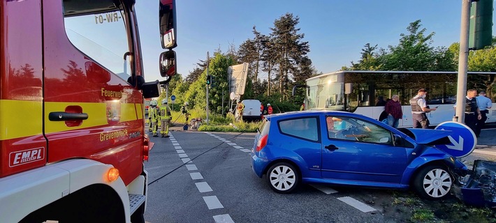 FW Grevenbroich: Zwei Personen bei Unfall mit zwei PKW verletzt Fahrer aus PKW befreit - Kreuzung stundenlang gesperrt