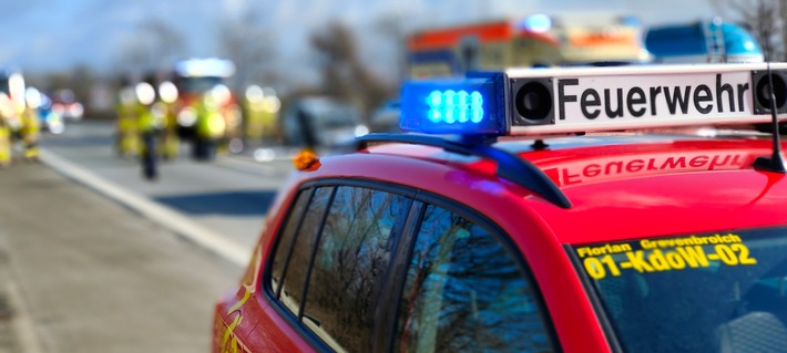 FW Grevenbroich: Zwei Verletzte bei Unfall zwischen PKW und LKW / Fahrer eingeschlossen - A46 vor Ausfahrt Grevenbroich gesperrt