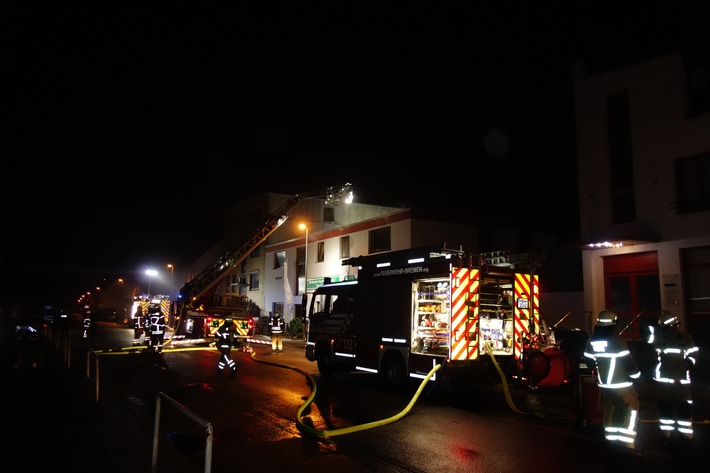 FW-HB: Feuer im Dachgeschoss eines Wohn- und Geschäftshauses
