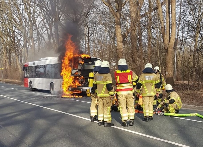 FW-HB: Linienbus in Brand: Gute Reaktion des Busfahrers