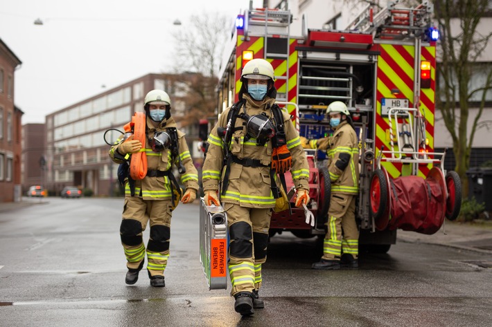 FW-HB: Startschuss zur Einführung einer neuen, modernen Schutzbekleidung bei der Feuerwehr Bremen / Künftig sandfarben statt dunkelblau