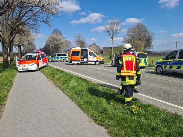 FW-KLE: Drei verletzte Personen bei Verkehrsunfall auf der Emmericher Straße