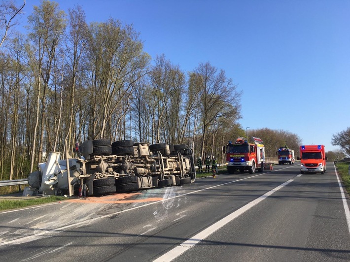 FW-KLE: Fahrmischer umgekippt / B9 über Stunden gesperrt