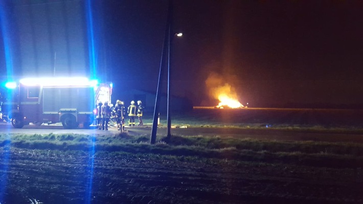 FW Kamen: Brennende Strohballen in Kamen