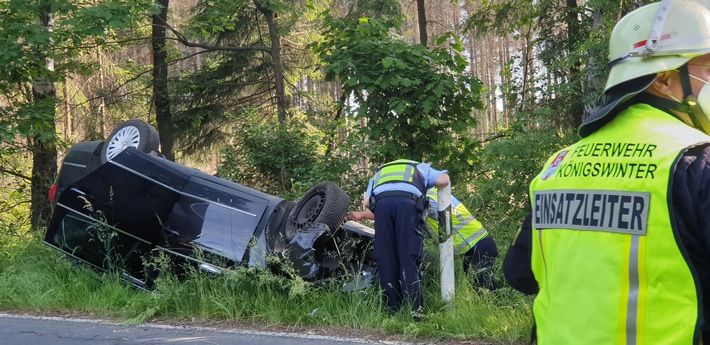 FW Königswinter: Auto überschlägt sich auf Landstraße bei Eudenbach