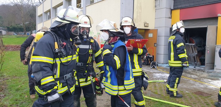 FW Königswinter: Brand im Heizungsraum der Turnhalle Oberdollendorf