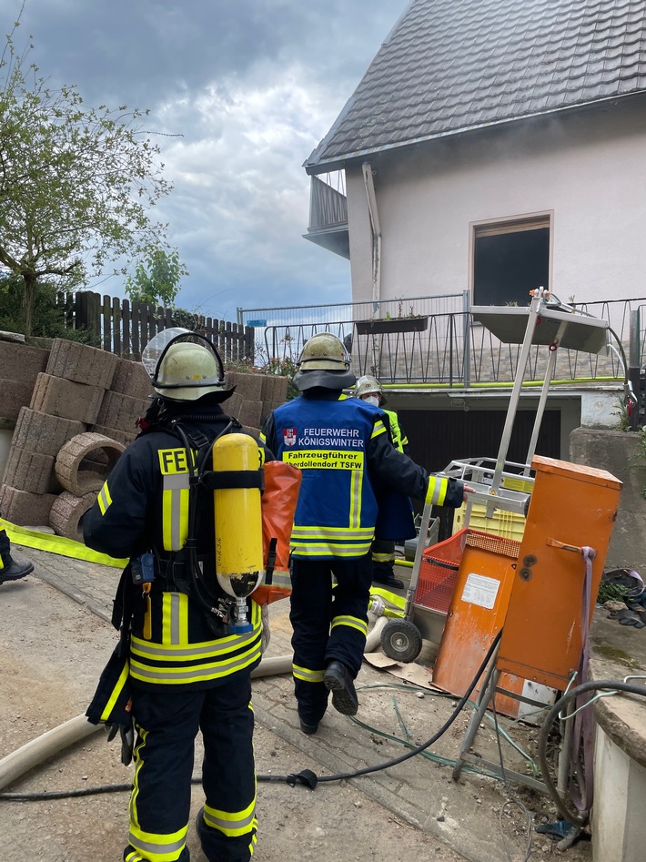 FW Königswinter: Brennende Terrassenmöbel alarmieren Feuerwehr