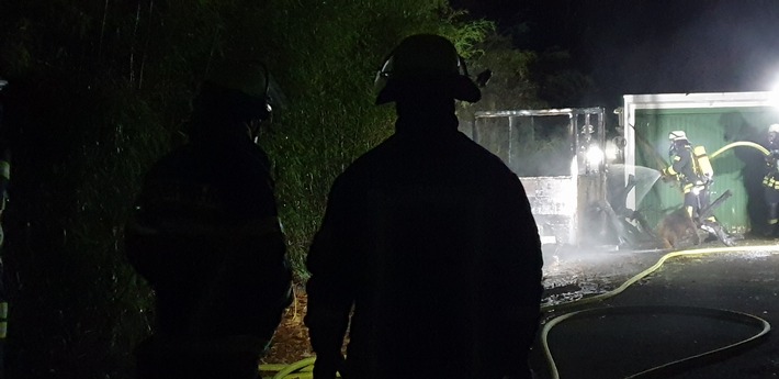 FW Königswinter: Brennender Holzstapel an Garagen - Feuerwehreinsatz am frühen Montagmorgen in Königswinter - Ittenbach