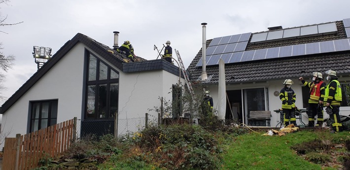 FW Königswinter: Dachstuhlbrand in Anbau eines Einfamilienhauses