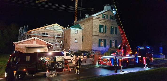 FW Königswinter: Entstehungsbrand im Dachgeschoss eines Mehrfamilienhauses