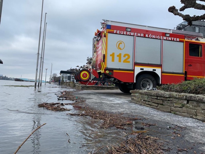 FW Königswinter: Feuerwehr errichtet vorsorglich erste Stege in Königswinter