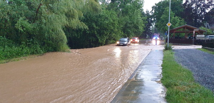 FW Königswinter: Gewitter mit Starkregen sorgt für Schäden in Königswinter