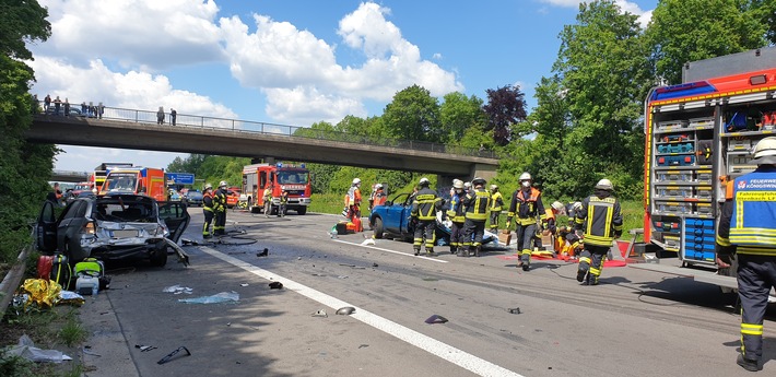 FW Königswinter: Vier Verletzte bei Verkehrsunfall auf Autobahn A 3 im Siebengebirge - Feuerwehr schneidet Fahrzeugdach ab