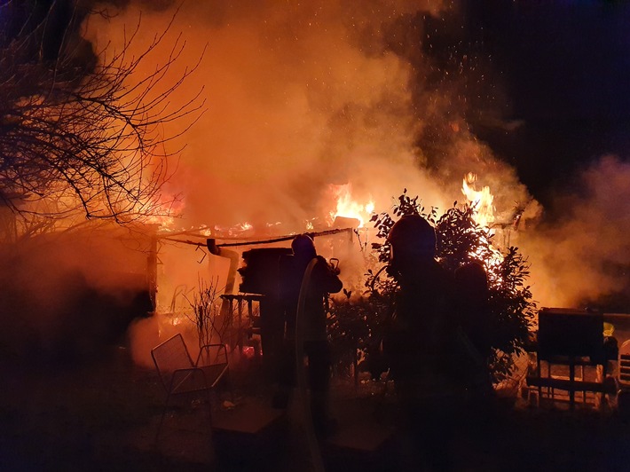 FW Konstanz: Gartenhütte brennt im Kabisland