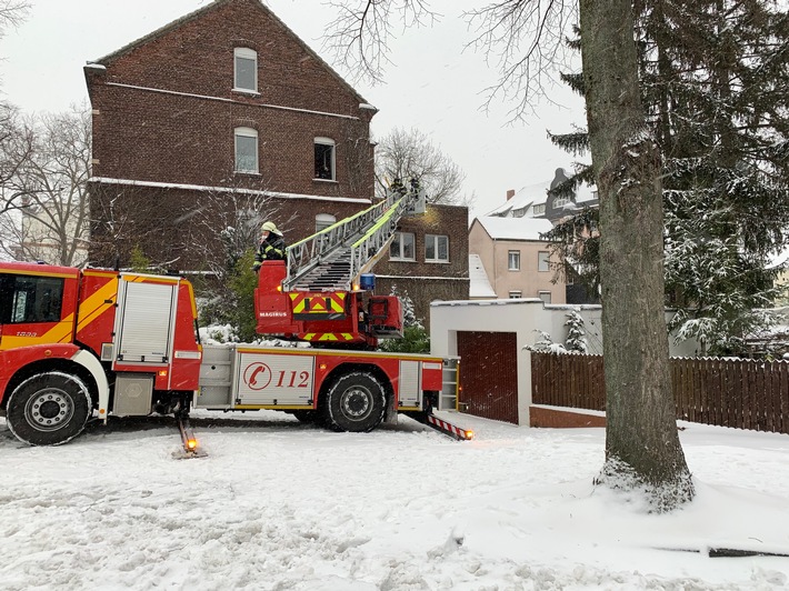 FW Kreis Soest: Einsatzkräfte den ganzen Tag gefordert. / Weiterer Schnee in der Nacht