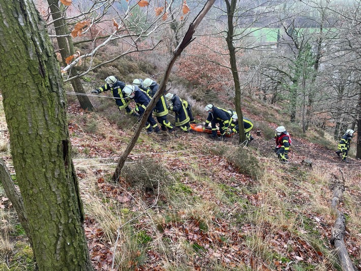 FW Kreuzau: Person in Hanglage abgestürzt - aufwändige Rettung notwendig!