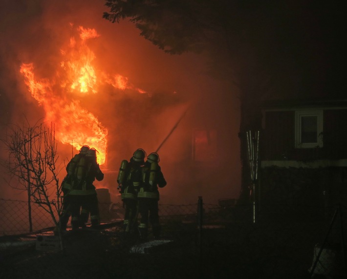 FW Kreuzau: Wohnhausbrand in Kreuzau-Üdingen - Eine Person verstorben