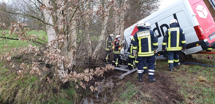 FW-LK Leer: 18-jähriger Paketwagenfahrer bei Unfall auf der B70 schwer verletzt