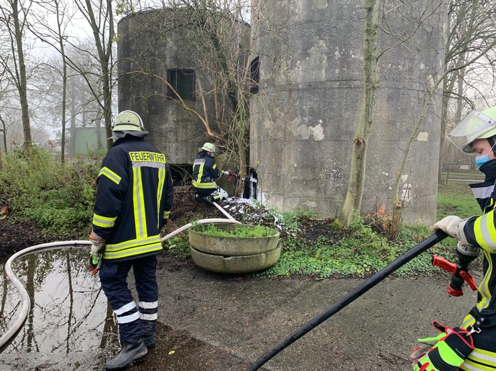 FW-LK Leer: Brannte Müll in einem alten Silo