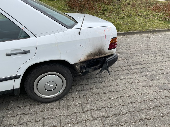 FW-LK Leer: Fahrzeugbrand in Nüttermoor - Fahrer leicht verletzt